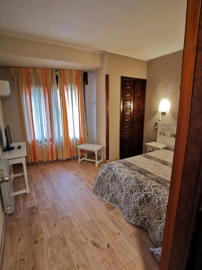 Hotel Restaurante Las Galias Zuera Kültér fotó